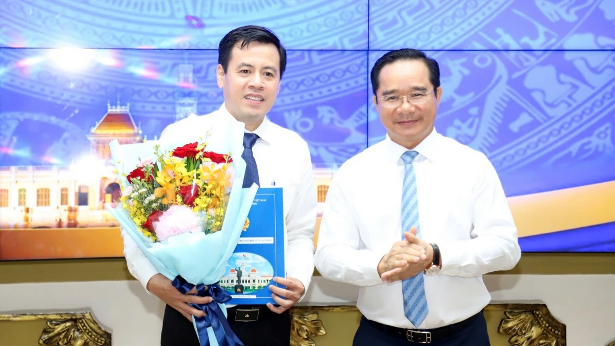 Chủ tịch UBND TPHCM Nguyễn Văn Được trao quyết định bổ nhiệm cho ông Trần Anh Tuấn làm Chủ tịch Hội đồng thành viên Công ty TNHH MTV Phát triển Công nghiệp Tân Thuận (ảnh T.B)