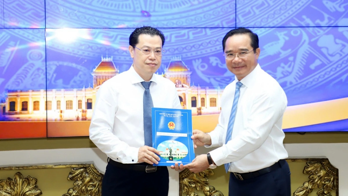 Chủ tịch Nguyễn Văn Được trao quyết định cho ông Trần Bạch Ngọc làm Phó Chủ tịch UBND quận Phú Nhuận (ảnh T.B)