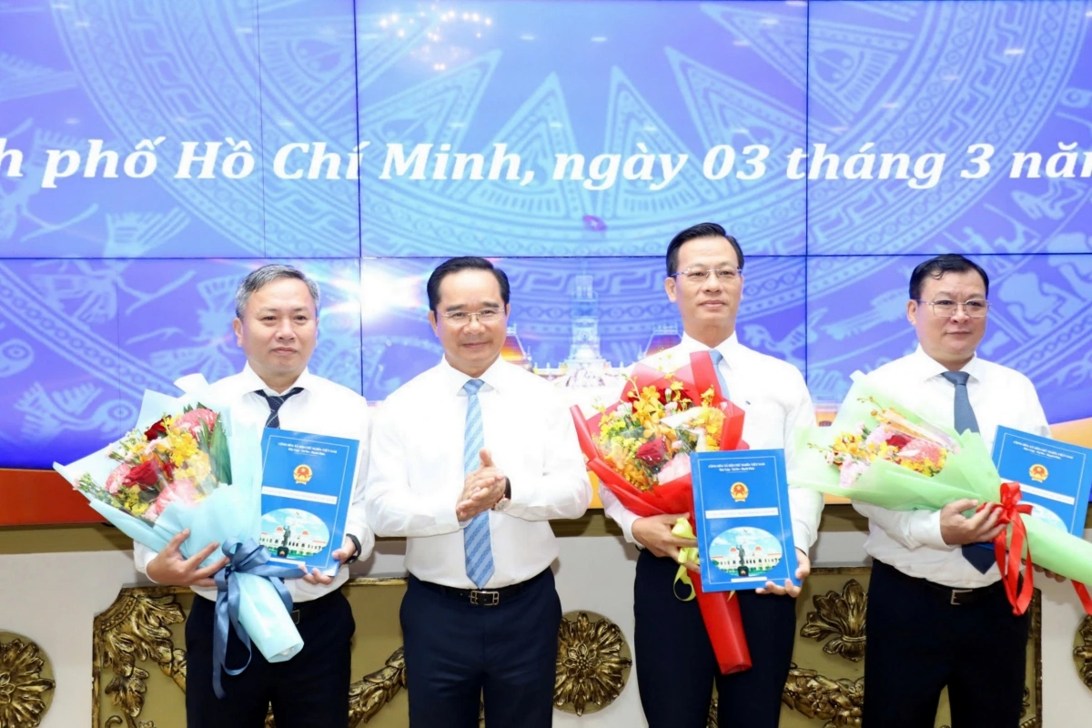 Ông Nguyễn Văn Được chúc mừng lãnh đạo Ban Đô thị. Từ trái qua phải ông Văn Phú Thái, ông Đậu An Phúc và ông Nguyễn Hoàng Anh Dũng (ảnh T.B)
