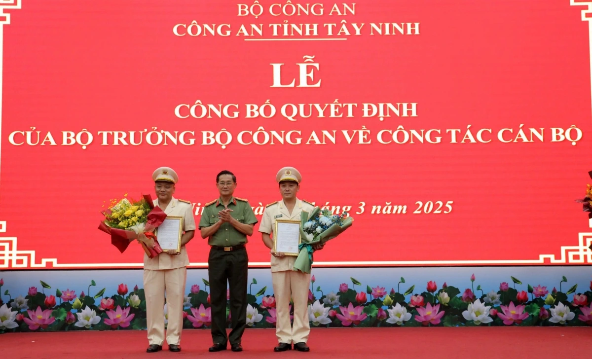 Giám đốc Công an tỉnh Tây Ninh Nguyễn Văn Trãi trao quyết định (ảnh H.Thủy)