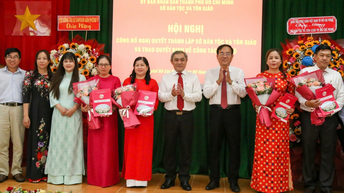 Ông Nguyễn Duy Tân trao quyết định bổ nhiệm nhân sự các đơn vị của Sở Dân tộc và Tôn giáo (ảnh T.L)