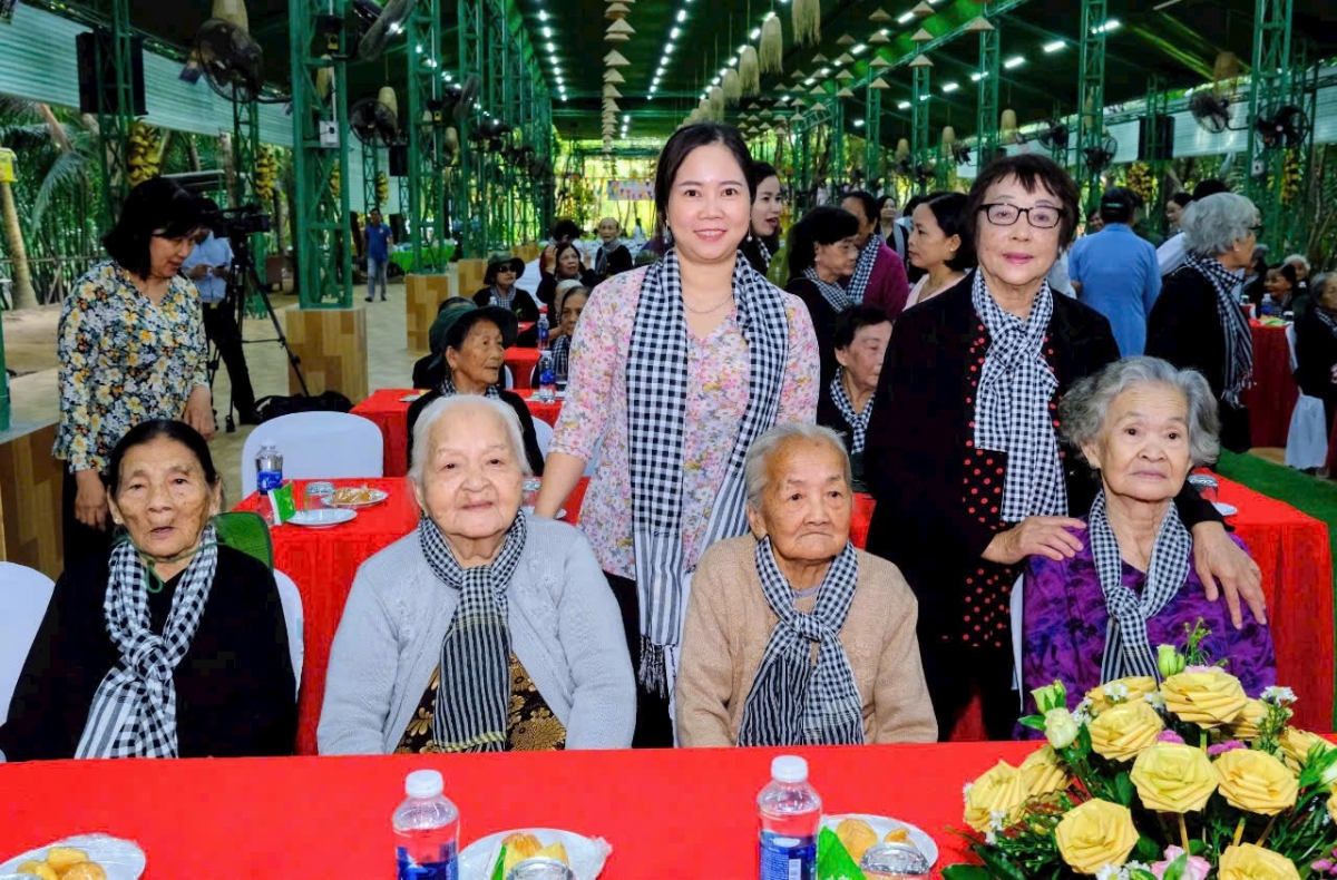 Các thế hệ phụ nữ Bến Tre hôm nay luôn tri ân và noi gương các dì, các cô trong " Đội quân tóc dài" trong phong trào " Đồng khởi mới". 