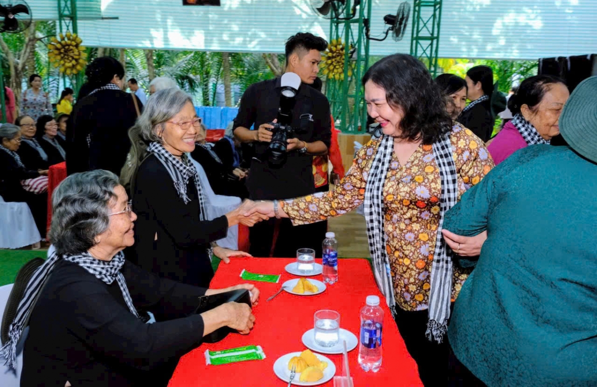 Bà Hồ Thị Hoàng Yến, Quyền Bí thư Tỉnh ủy Bến Tre thăm hỏi các cô trong "Đội quân tóc dài" năm xưa