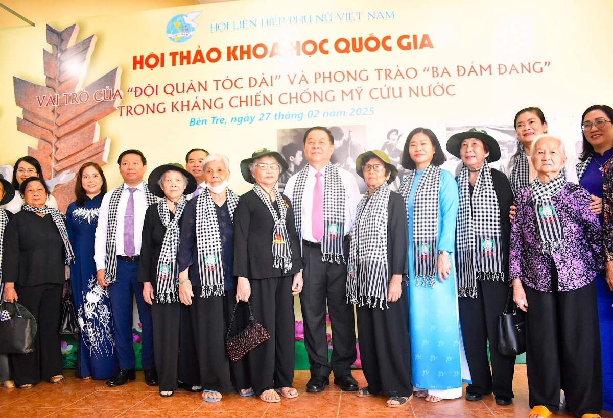 Ông Nguyễn Trọng Nghĩa, ủy viên BCT, Bí thư TW Đảng, Trưởng Ban Tuyên giáo và Dân vận TW cùng lãnh đạo tỉnh Bến Tre  chụp ảnh lưu niệm với một số thành viên " Đội quân tóc dài'