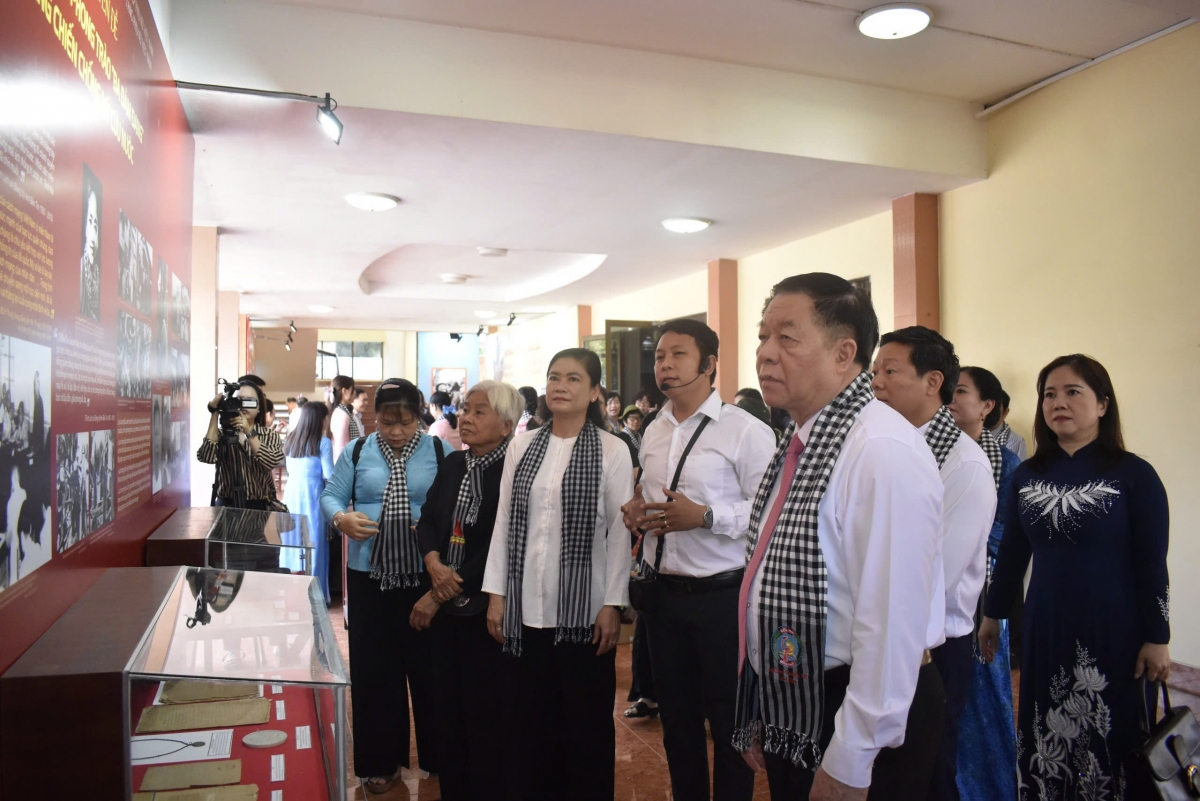 Ông Nguyễn Trọng Nghĩa  Ủy viên Bộ Chính trị, Bí thư TW Đảng, Trưởng Ban Tuyên giáo và Dân vận Trung ương tham quan khu trưng bày hình ảnh, tư liệu lịch sử của "Đội quân tóc dài" tại Bến Tre