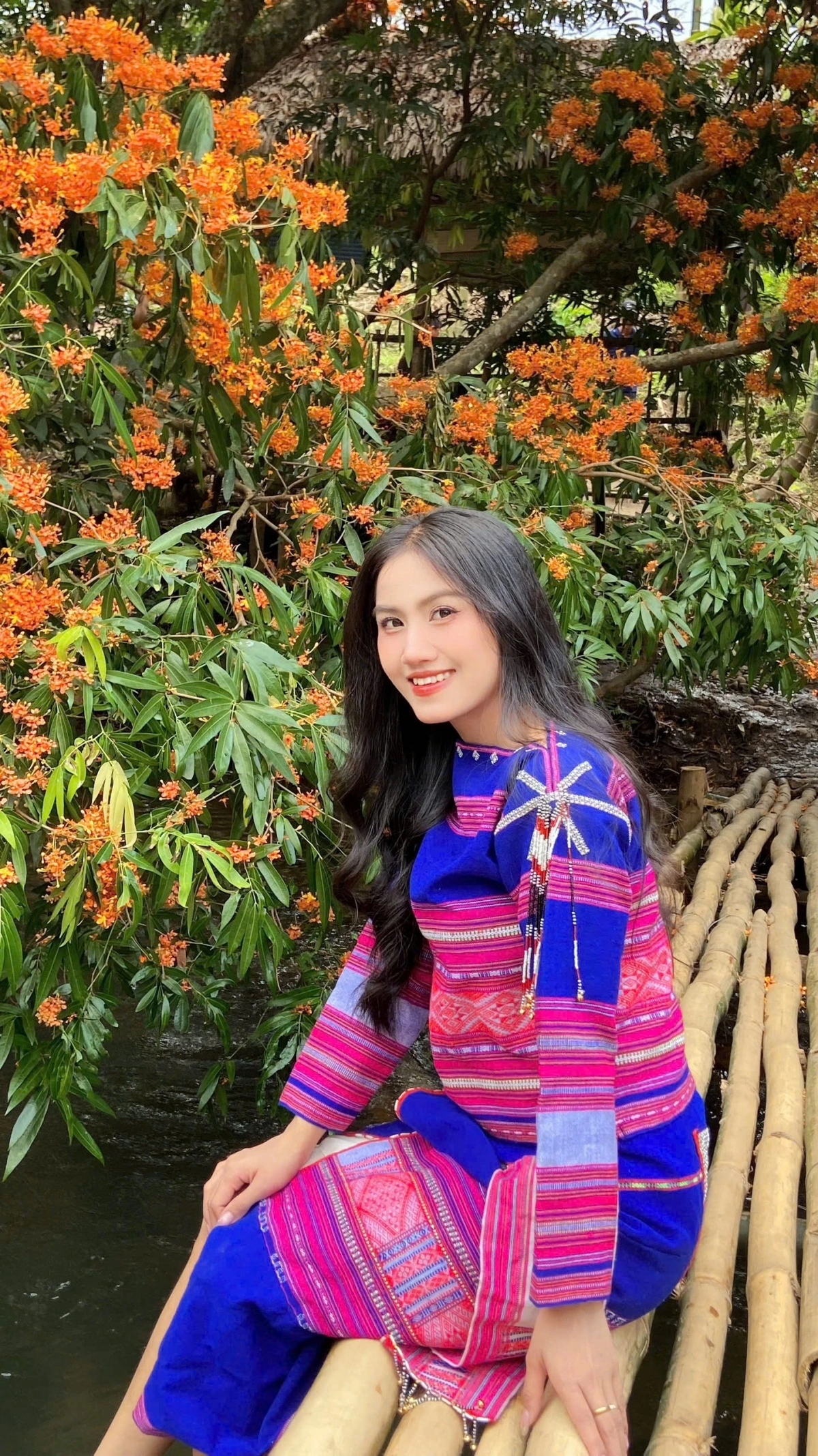 Du khách chụp hình bên suối Tà Má.