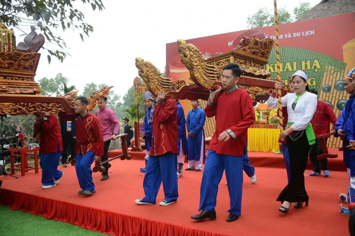 Rước kiệu tại lễ Khai hạ