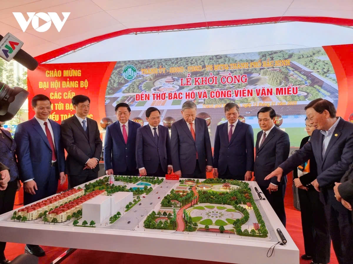 Tổng Bí thư Tô Lâm cùng các lãnh đạo Đảng, Nhà nước nghe giới thiệu mô hình, mô phỏng dự án “Đền thờ Bác Hồ và Công viên Văn Miếu”