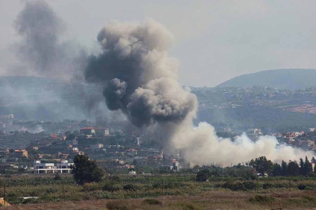 Khói bốc lên ở miền nam Lebanon sau các đòn không kích của Israel. Ảnh: Reuters