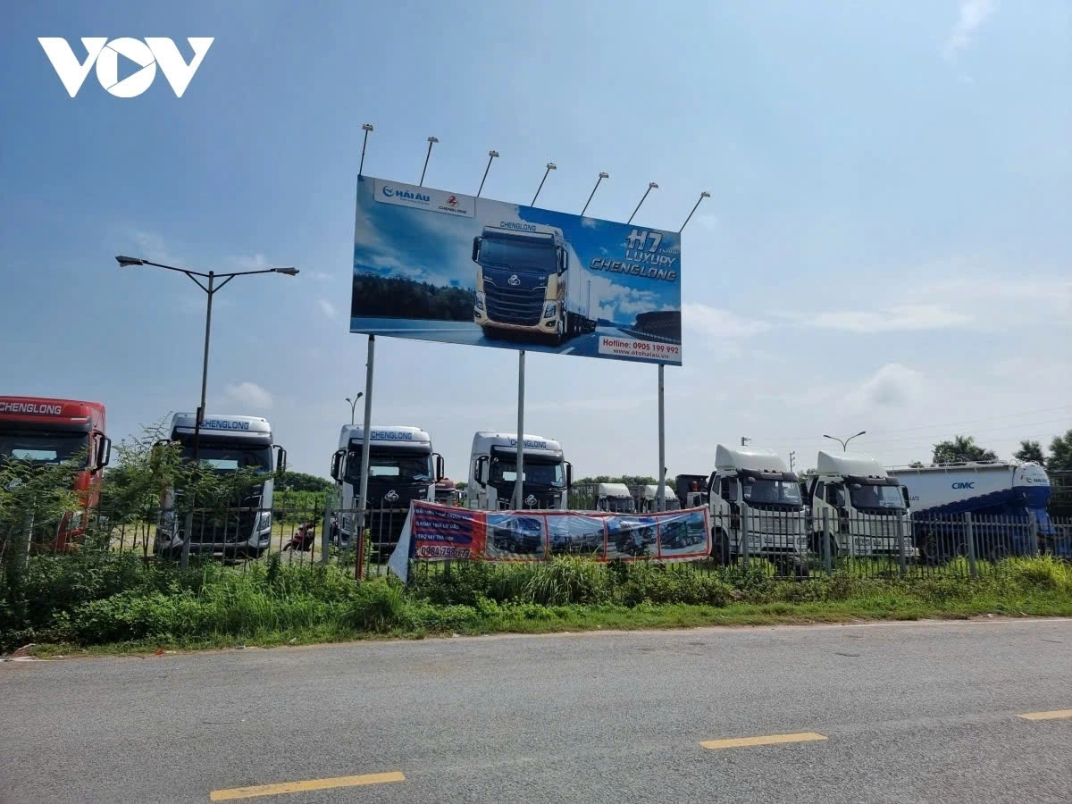 Trên một tấm biển cỡ lớn đặt bên ngoài một trong hai bãi xe (phóng viên ghi nhận trước đó)