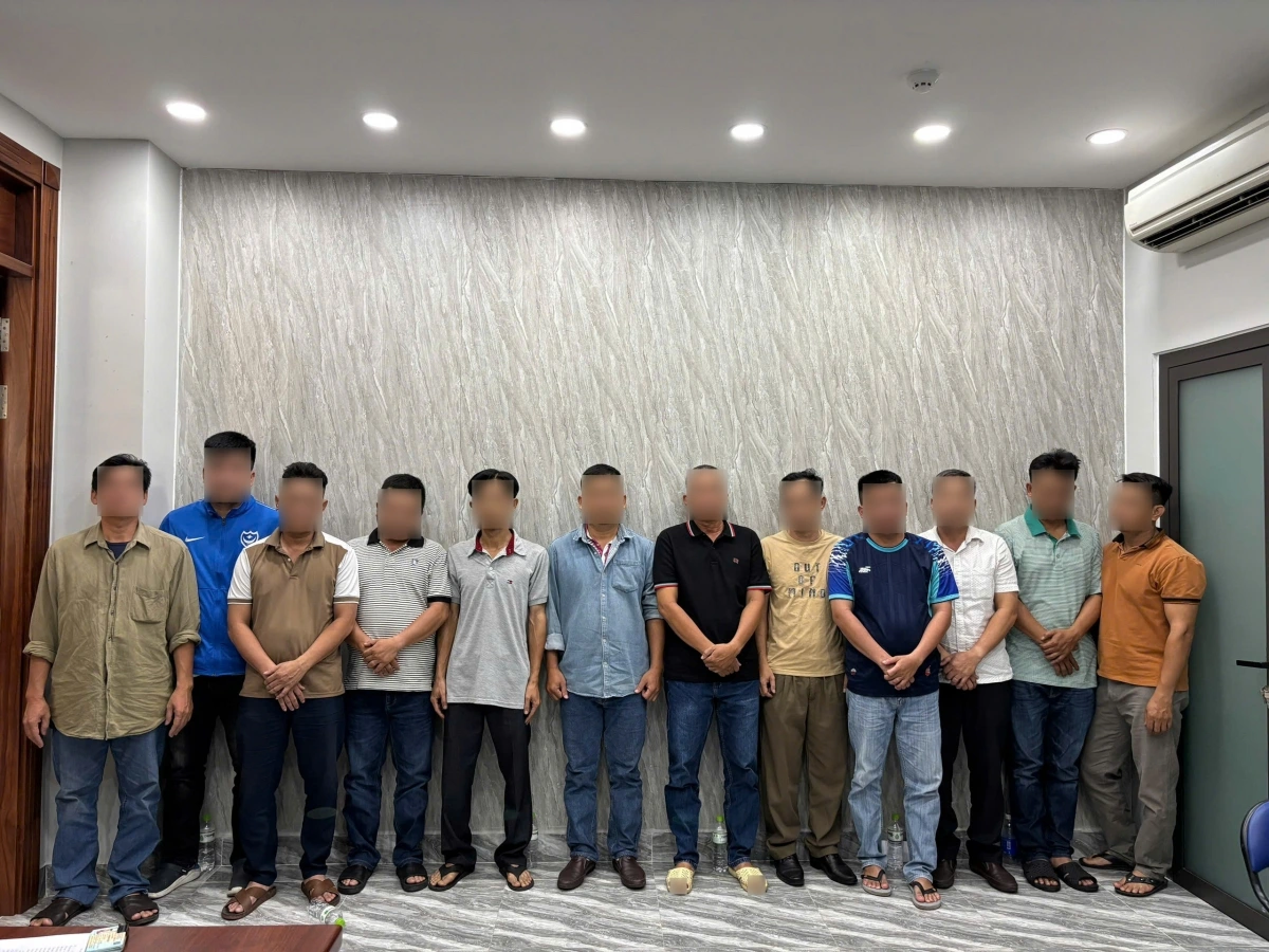 12 đối tượng bị khởi tố. (Ảnh: Công an cung cấp)