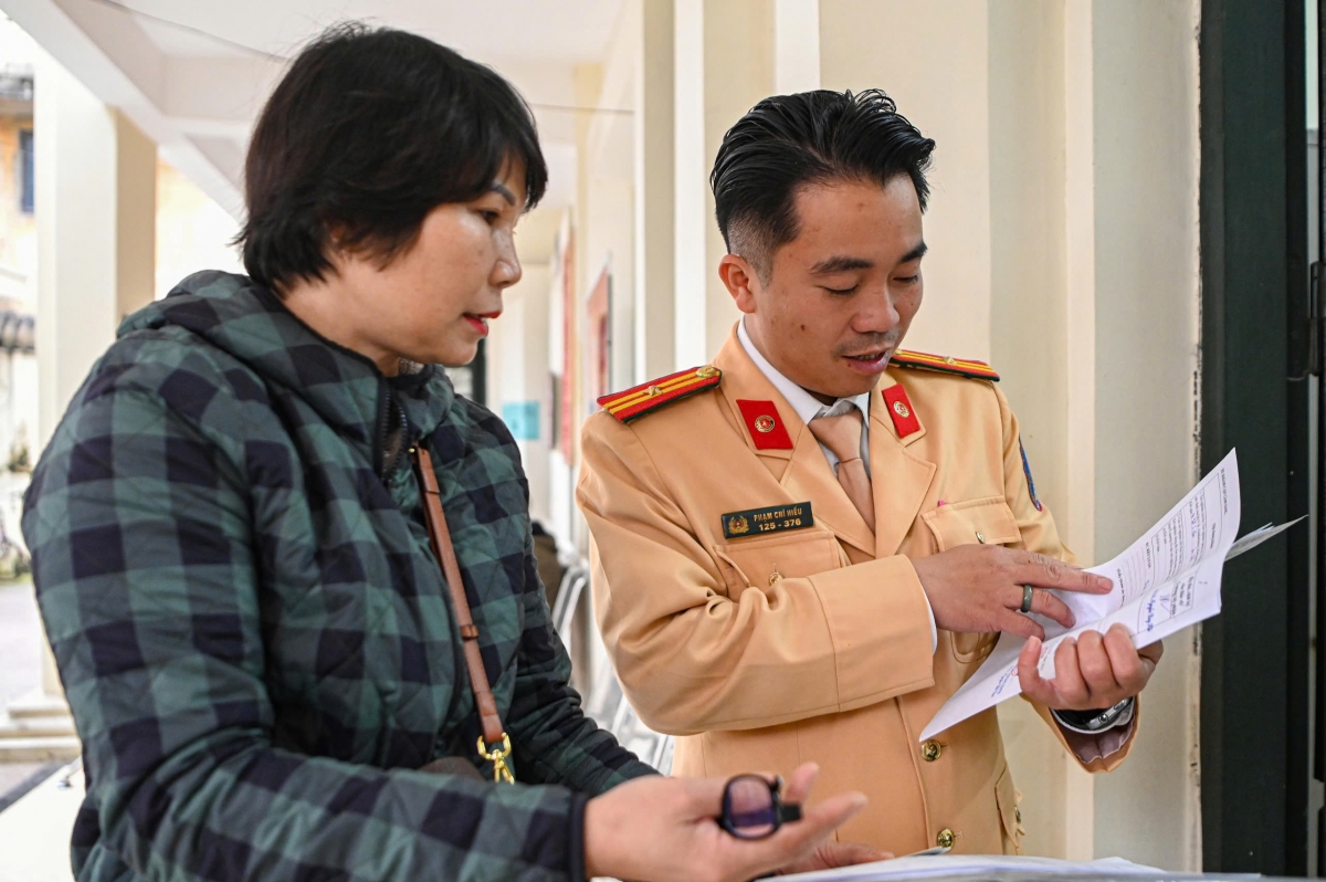 CSGT hướng dẫn người dân cấp đổi giấy phép lái xe