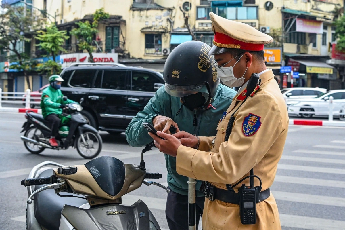 Trong hoạt động tuần tra kiểm soát, cảnh sát giao thông cũng sẽ ưu tiên tra soát dữ liệu giấy phép lái xe trên phần mềm chuyên dụng của lực lượng. 