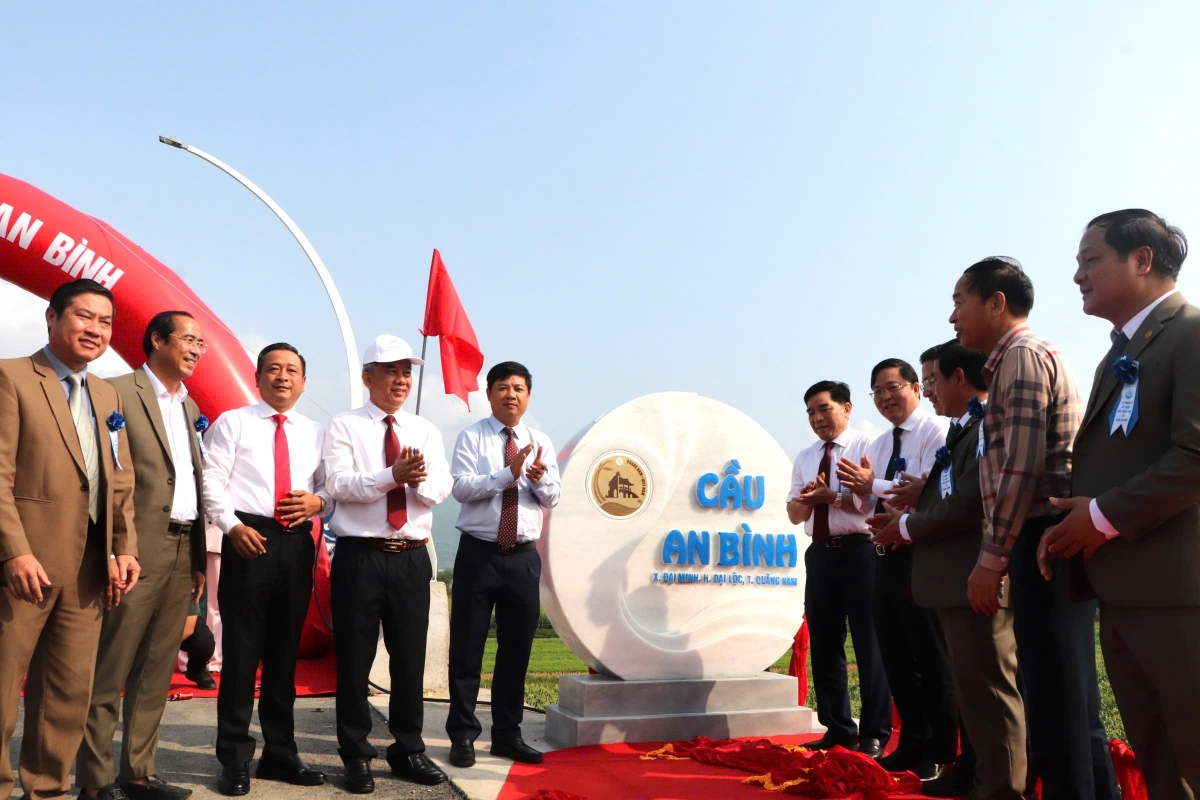 Ông Lương Nguyễn Minh Triết, Bí thư Tỉnh ủy Quảng Nam (thứ 5 từ trái sang) dự lễ thông xe kỹ thuật cầu An Bình.