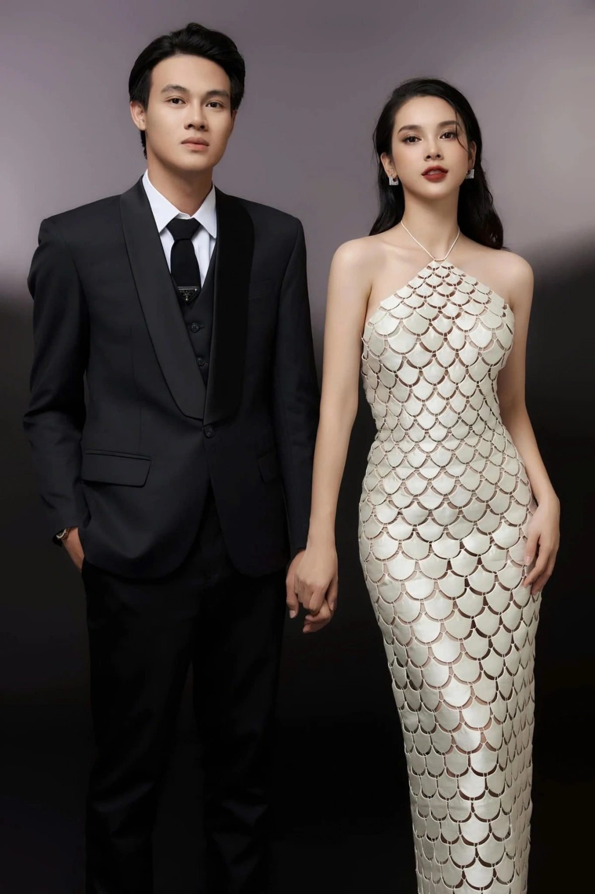 Quỳnh Lương, tên đầy đủ là Lương Thị Mai Quỳnh, sinh năm 1995, quê Phú Thọ. Cô hoạt động ở vai trò mẫu người mẫu ảnh, kinh doanh trước khi lấn sân sang diễn xuất. Cô từng đóng các MV như Tự tâm, Màu nước mắt, Nếu ngày ấy. Quỳnh Lương ghi dấu ấn qua các bộ phim Gara hạnh phúc, Lối nhỏ vào đời, Đừng làm mẹ cáu, Không ngại cưới chỉ cần một lý do, Mặt trời mùa đông.
