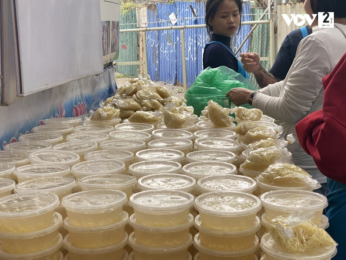 Ngoài suất ăn chính, khách hàng còn được tặng món tráng miệng.