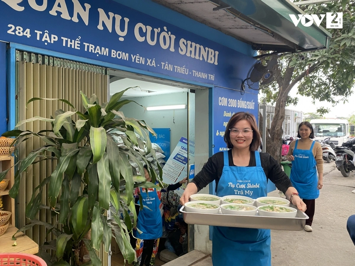 Chị Nguyễn Trà My (người sáng lập quán) luôn nở nụ cười mỗi khi được phục vụ khách hàng