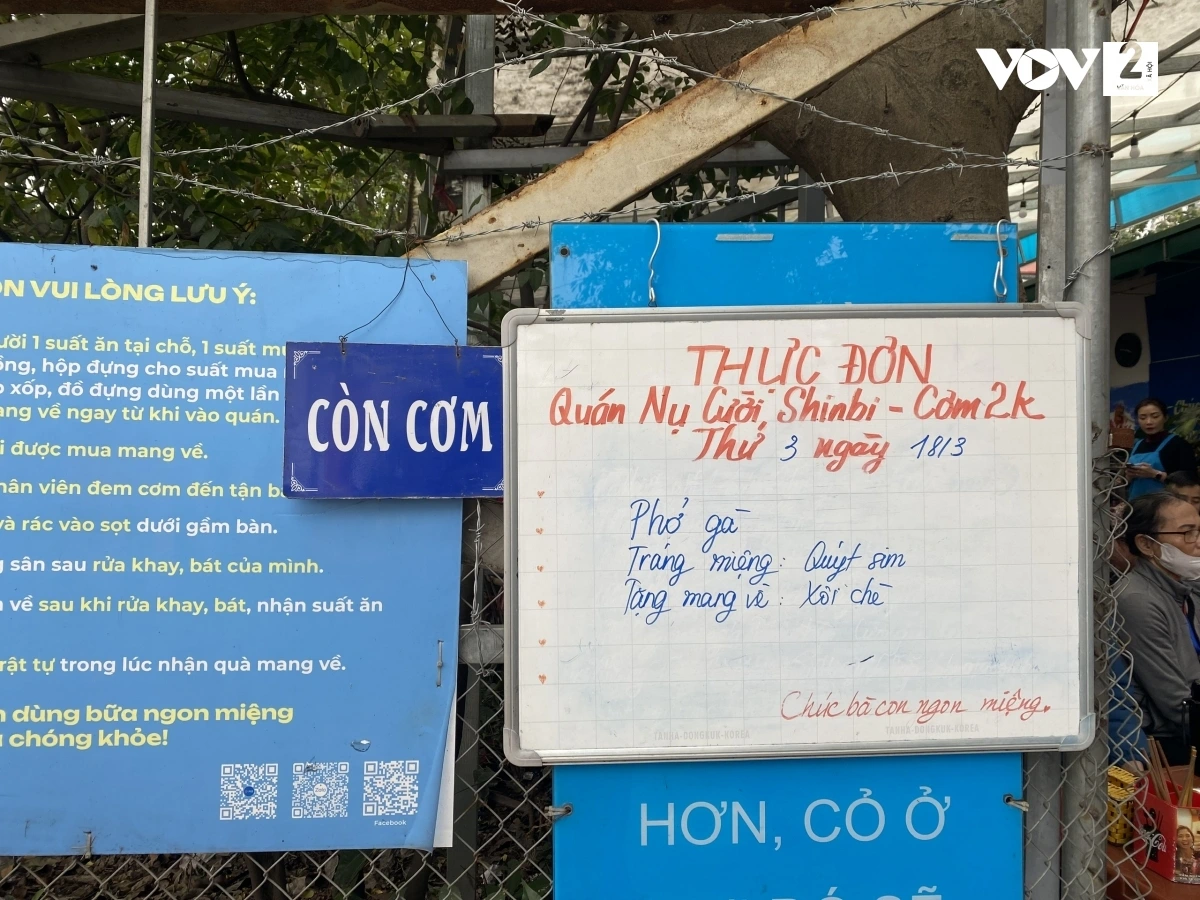 Ngoài suất ăn chính, khách hàng còn được tặng món tráng miệng.