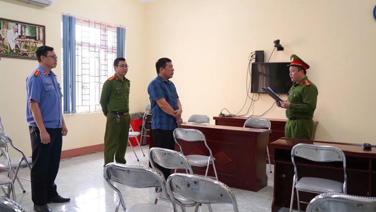 Cơ quan CSĐT Công an tỉnh Bắc Kạn thi hành bắt bị can để tạm giam đối với Đinh Phúc Hậu. (Ảnh: CA Bắc Kạn)