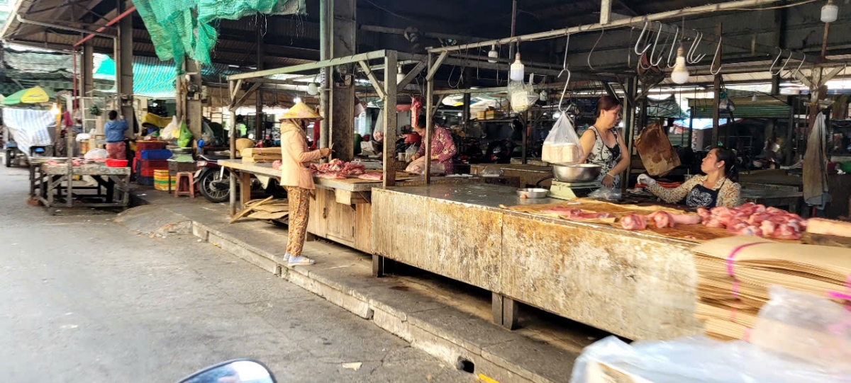 Không ít quầy sạp bán thịt heo tại xã Long Định lấy nguồn thịt từ các lò mổ "lậu".