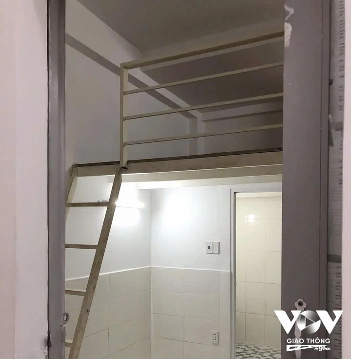 Các phòng trọ có diện tích nhỏ khoảng 3x4 m2 cộng thêm gác lửng là nơi tá túc tạm bợ của các gia đình công nhân có thêm 1-2 người con