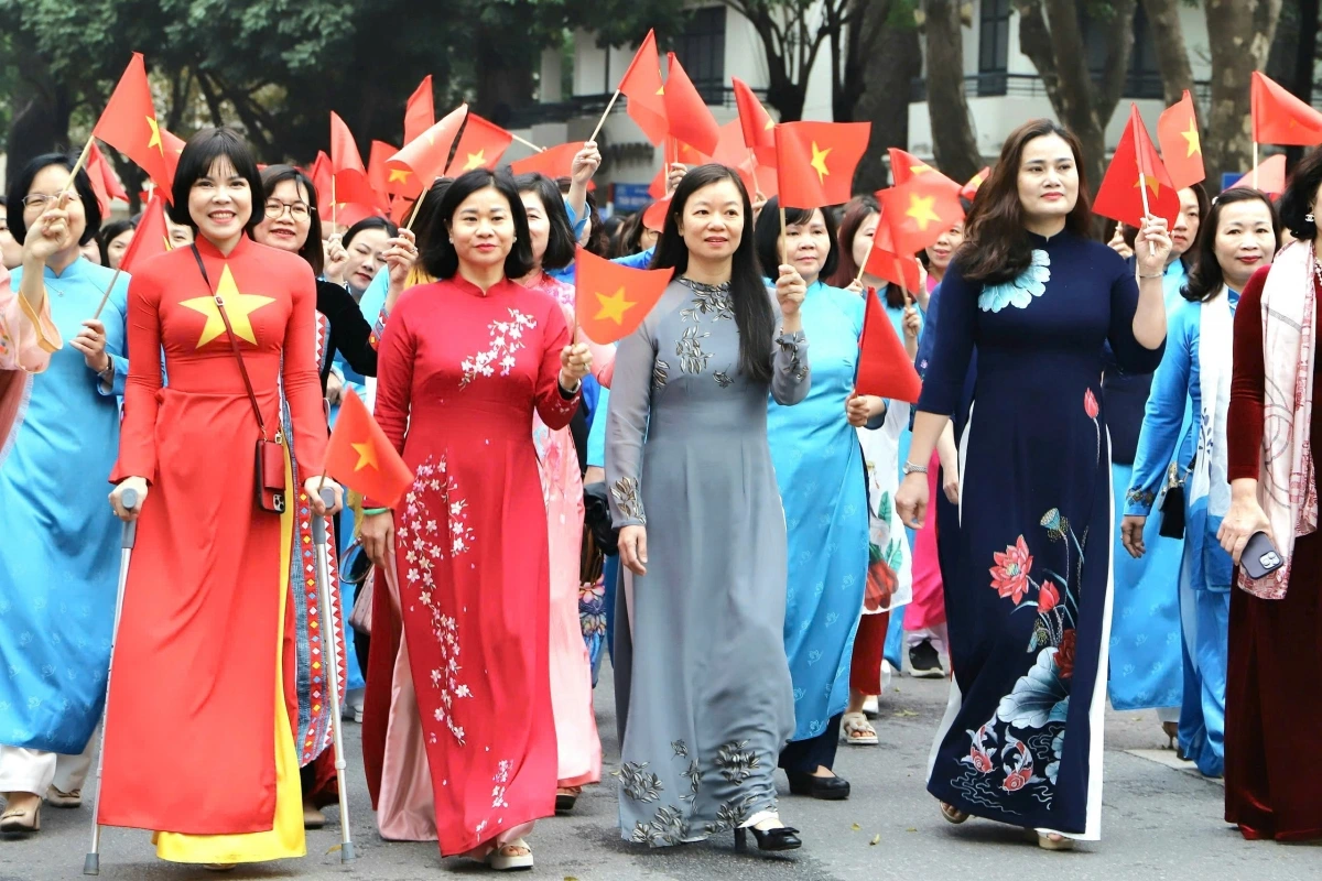 Sự kiện có sự tham gia của Uỷ viên Tư Đảng, Chủ tịch Hội LHPN Việt Nam Nguyễn Thị Tuyến (hàng đầu, thứ 2 từ trái qua); Phó Chủ tịch Hội LHPN Việt Nam Nguyễn thị Thu Hiền (hàng đầu, thứ 3 từ trái qua); hoa khôi vầng trăng khuyết Bế Thị Băng (hàng đầu, bìa trái) tham gia diễu hành (Ảnh: BTC)