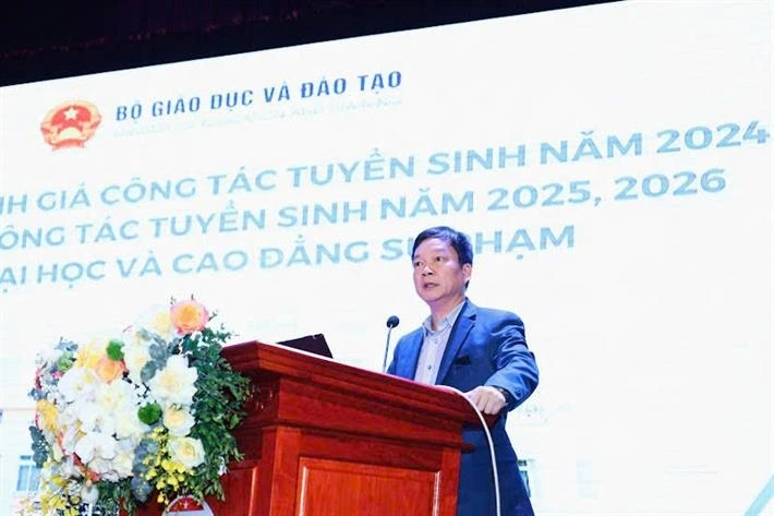 Phó Vụ trưởng Vụ Giáo dục đại học Nguyễn Anh Dũng báo cáo tại hội nghị