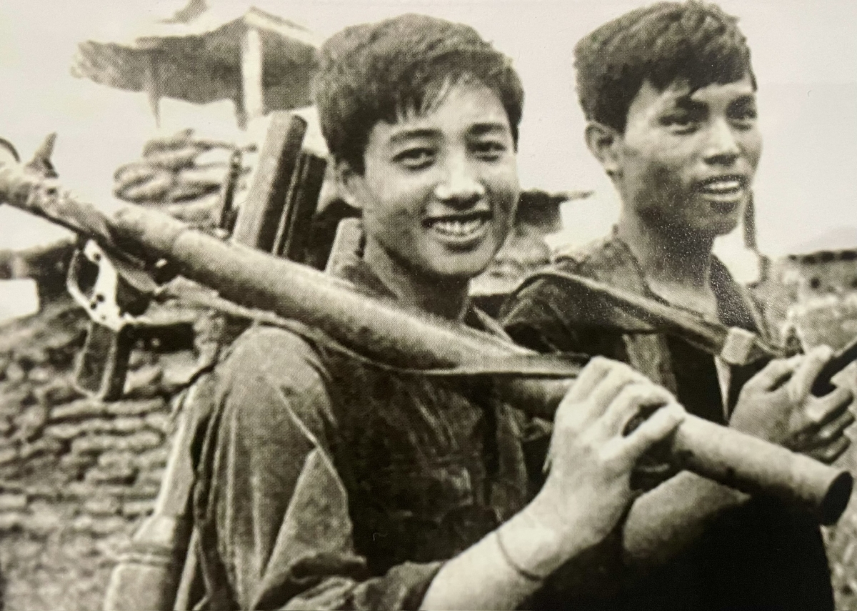 Chiến sỹ đặc công với nụ cười chiến thắng trong ngày 30/4/1975 tại cầu Rạch Chiếc (ảnh tư liệu)