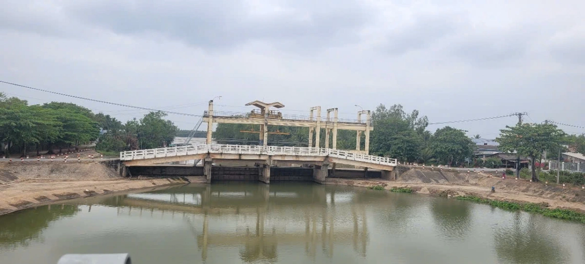 Hệ thống cống đập ven sông từ huyện Chợ Gạo đến Gò Công Đông đều đóng kín để ngăn mặn, trữ ngọt