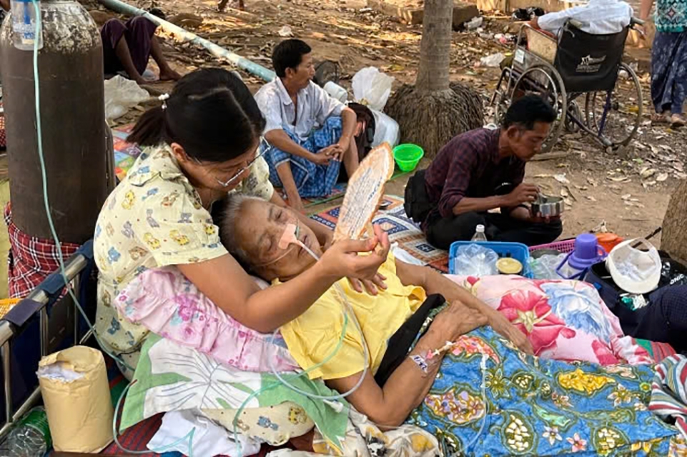 Người sống sót sau động đất chờ được chăm sóc y tế tại một bệnh viện ở Naypyidaw, Myanmar ngày 28/3.
Ảnh: AFP