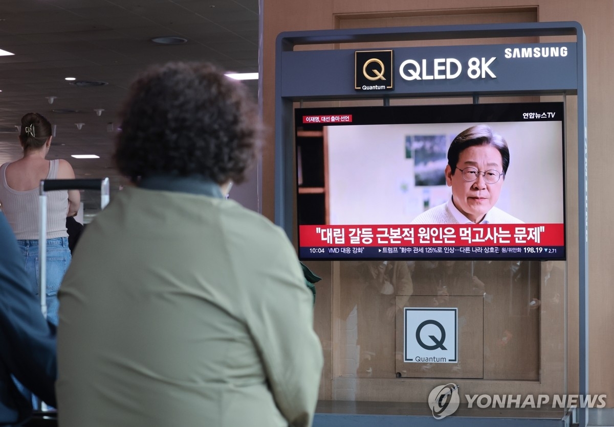 Ông Lee Jae Myung trong thông điệp hình ảnh được gửi đi ngày 10/4. Ảnh: Yonhap News