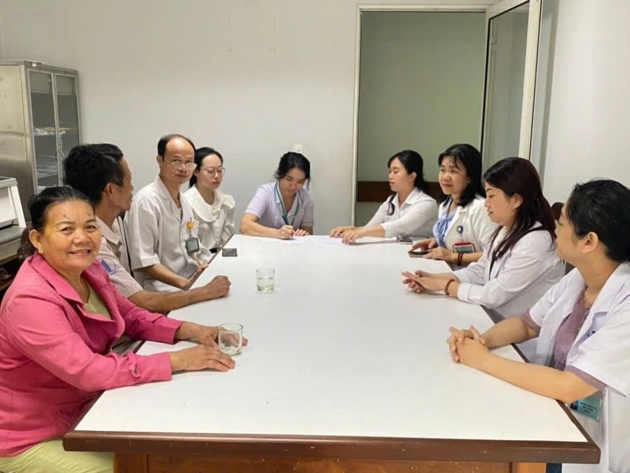 Hình ảnh buổi làm việc, trao đổi với bệnh nhân Nguyễn Thị H... và người nhà bệnh nhân ngày 8/4/2025 tại Bệnh viện Mắt Thành phố Đà Nẵng (Nguồn: Bệnh viện Mắt Thành phố Đà Nẵng)