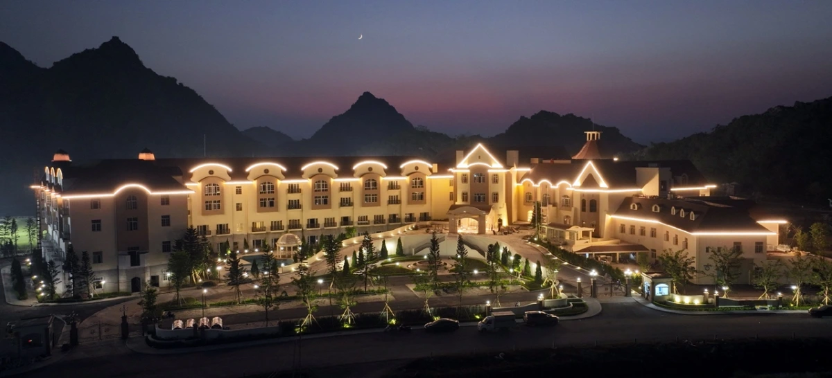 Khách sạn cao cấp The Legend Valley Hotel nằm trong khu phức hợp thể thao và du lịch Legend Valley Country Club lung linh huyền ảo, hòa quyện với phong cảnh tuyệt đẹp của vùng đất Hà Nam