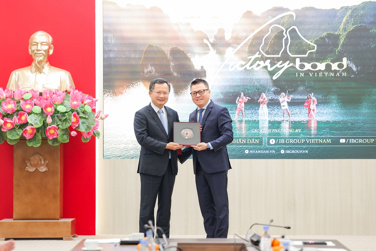 MV "Victory - Bond in Vietnam" đã được trao tặng cho lãnh đạo tỉnh Quảng Ninh