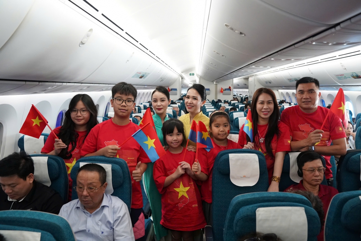 Phi hành đoàn của chuyến bay mang số hiệu VN209 chụp ảnh lưu niệm cùng những hành khách trong ngày 30/4.