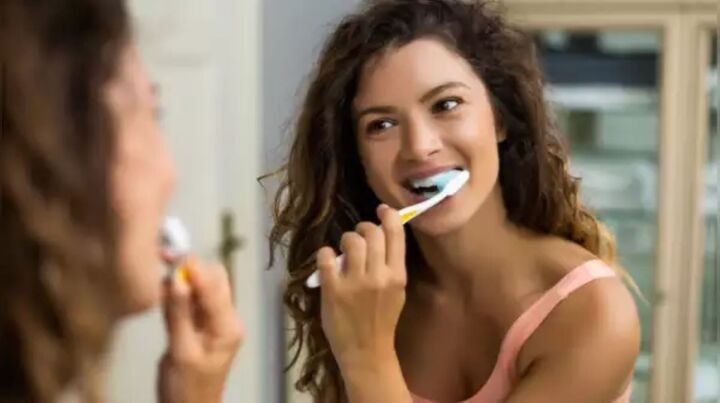 Đánh răng là thói quen giúp bạn vệ sinh răng miệng mỗi ngày (Ảnh: Times of India)