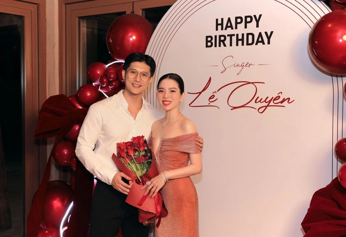 Ca sĩ Lệ Quyên vừa có buổi tiệc sinh nhật riêng tư, ấm cúng bên bạn trai Lâm Bảo Châu và gia đình ở một resort tại Quảng Nam. Lệ Quyên diện váy trễ vai, xẻ ngực, tôn dáng mảnh mai cùng vẻ gợi cảm khi sánh đôi bạn trai Lâm Bảo Châu.