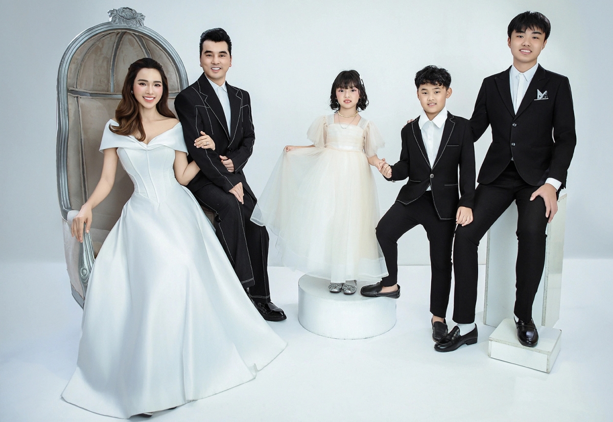 Ưng Hoàng Phúc và bà xã Kim Cương có hai con chung: bé Quốc Minh (thứ hai từ phải qua) và Minh Hà (thứ ba từ trái qua). Will (bìa phải) 16 tuổi là con riêng của Kim Cương. Đây là lần đầu gia đình ca sĩ đầu tư thực hiện bộ ảnh kỷ niệm với đủ 5 thành viên.
