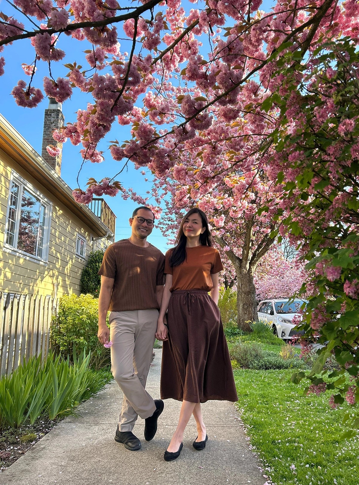 Vợ chồng Huỳnh Đông - Ái Châu mặc ton sur ton dạo chơi, ngắm hoa anh đào nở rộ ở Vancouver, Canada.