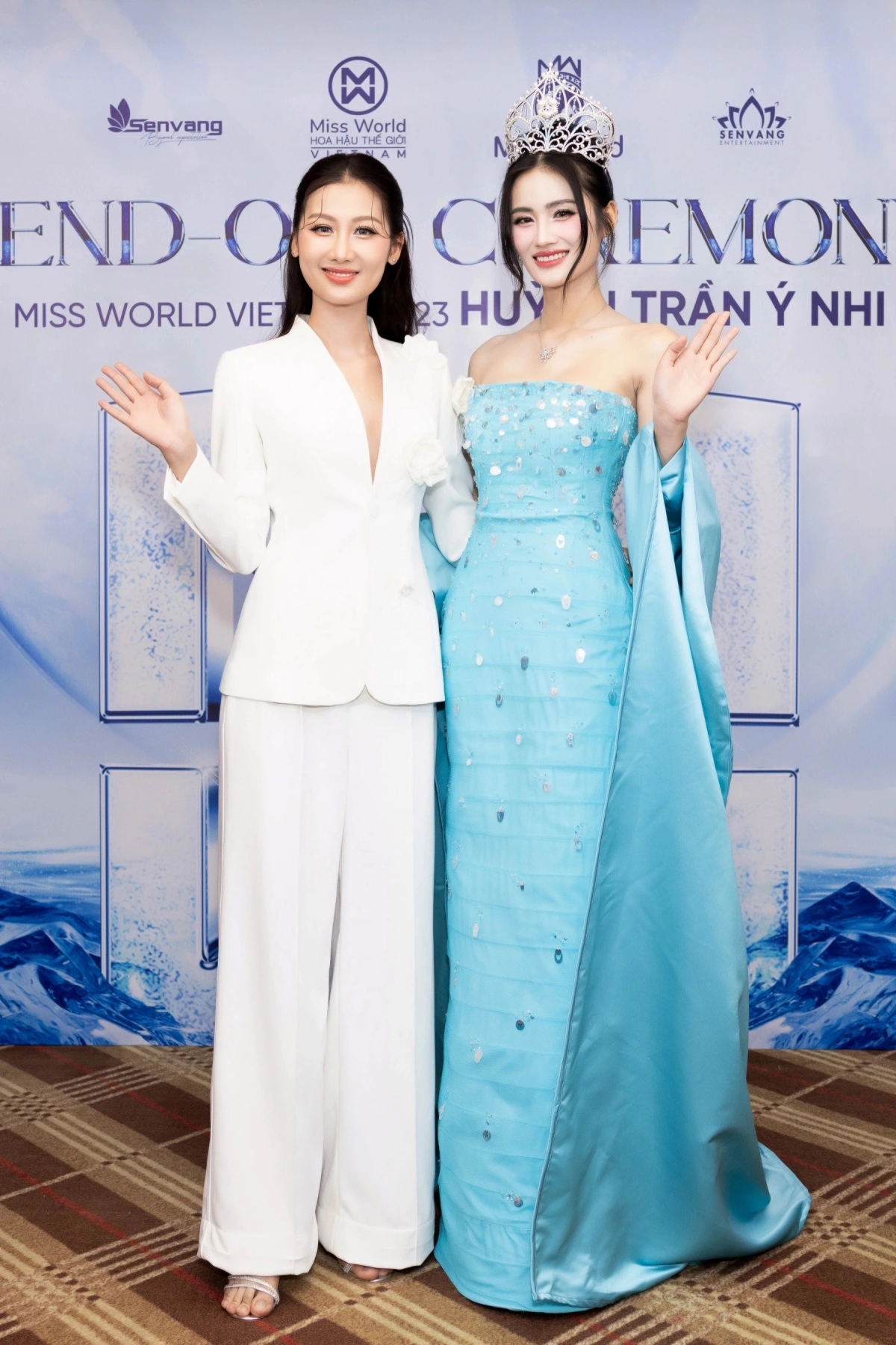 Hoa hậu Quế Anh diện bộ suit thanh lịch, trong khi các mỹ nhân khác đều chọn đầm dạ hội cầu kỳ tới ủng hộ tinh thần Ý Nhi trước thềm Miss World 2025.