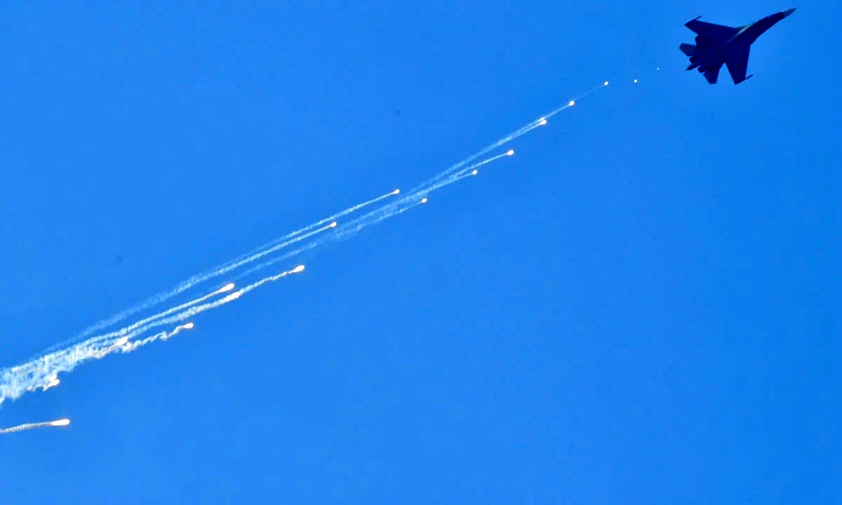 Su-30MK2 and Yak-130 fighter jets, taking off from Bien Hoa Airbase, tear through the air as they soar into the sky.