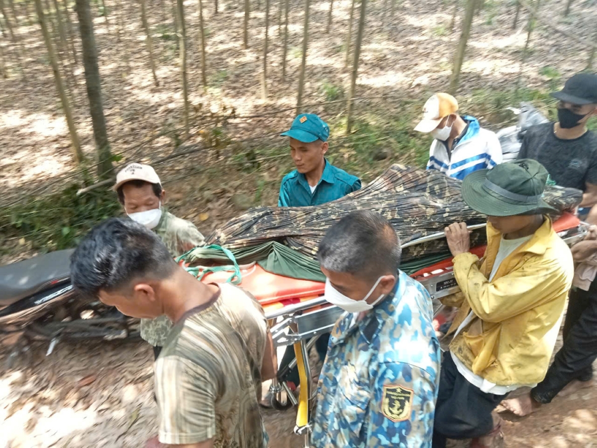 Lực lượng chức năng và người dân đưa thi thể ông M. về nhà