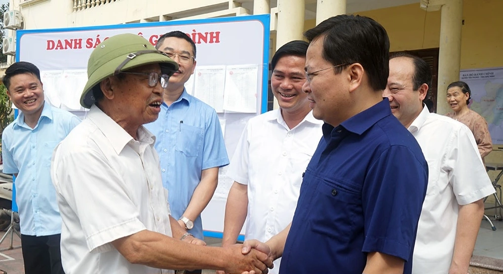 Bí thư Tỉnh ủy Bắc Ninh Nguyễn Anh Tuấn cùng Phó Chủ tịch UBND tỉnh Bắc Ninh Lê Xuân Lợi với cử tri khu phố Phú Mẫn