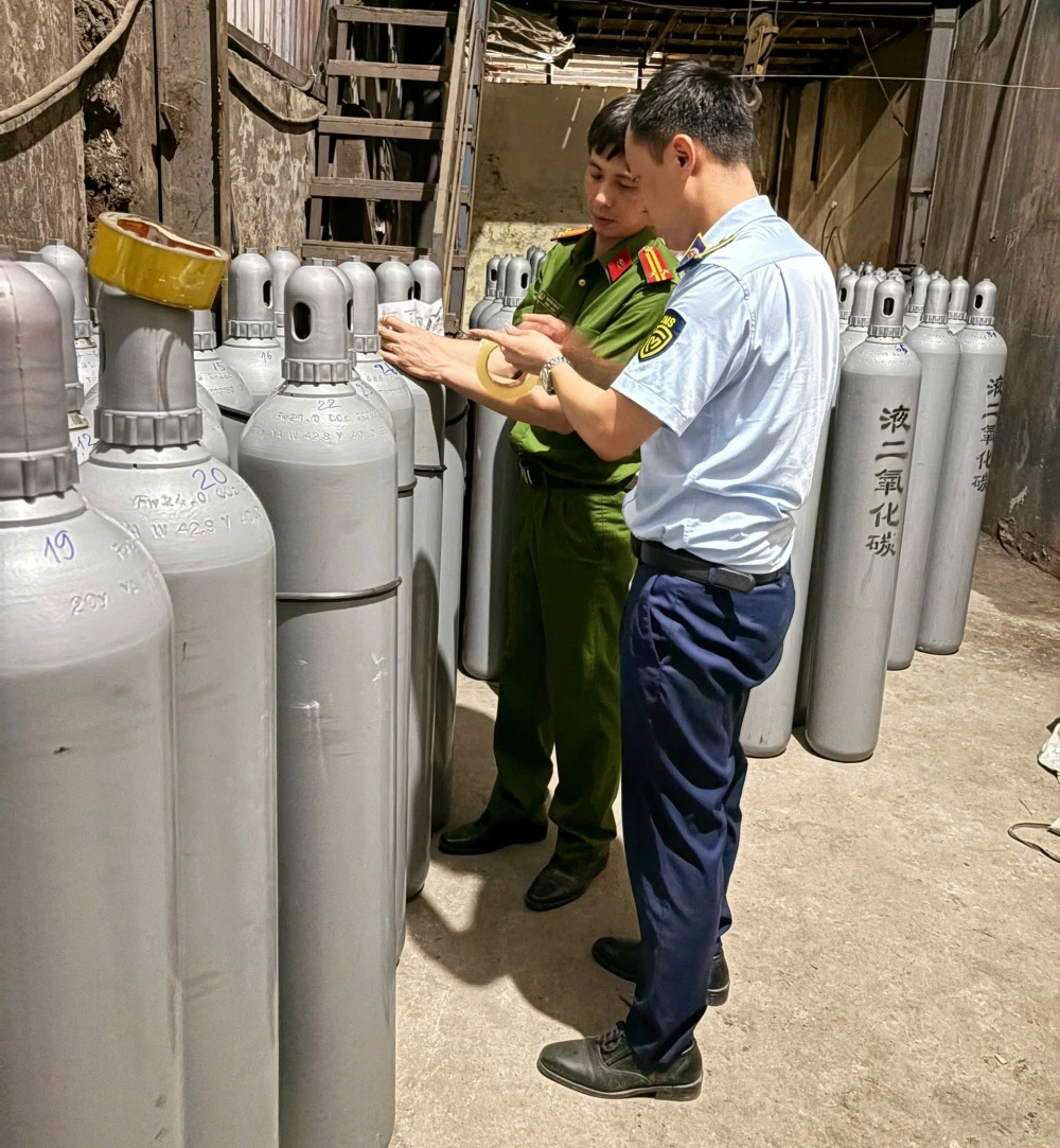 Lực lượng chức năng kiểm tra hàng hóa vi phạm