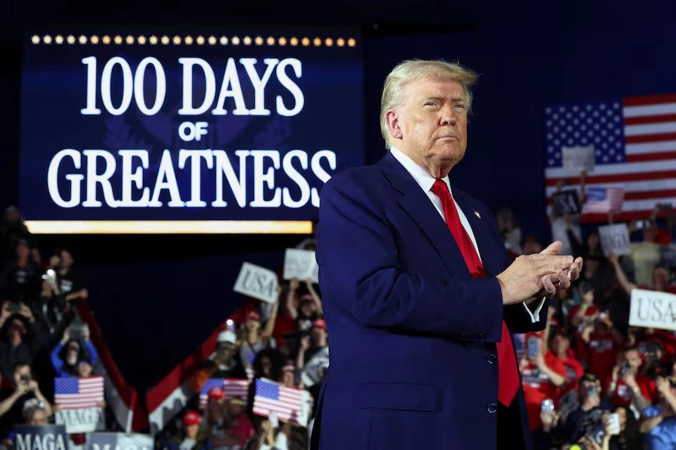Tổng thống Mỹ Donald Trump tại cuộc mít tinh kỷ niệm 100 ngày nhậm chức nhiệm kỳ thứ hai, diễn ra tại Trường Cao đẳng Cộng đồng Macomb, bang Michigan, ngày 29/4/2025. Ảnh: Reuters