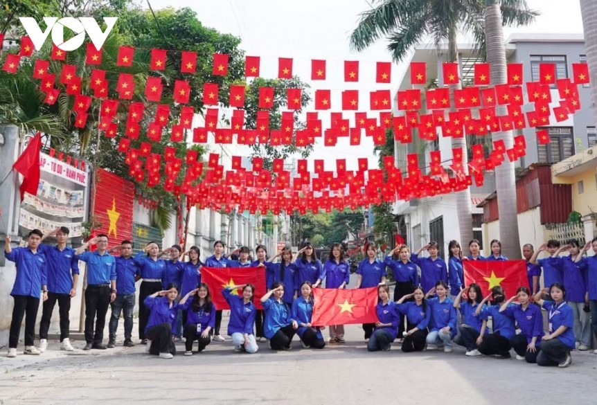 Young people pose for lively photos, sharing their love for the homeland