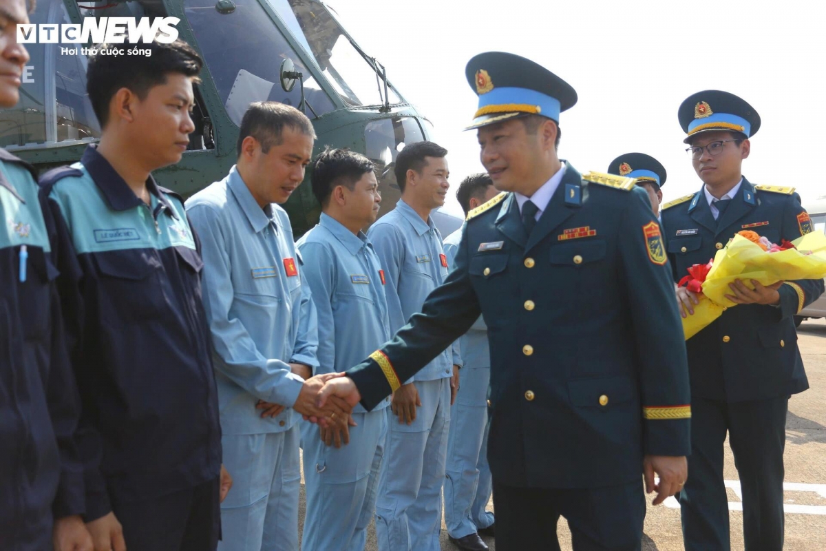 Đại tá Nguyễn Huy Tuấn cũng đến chúc mừng, tặng hoa các phi đội trực thăng Mi hoàn thành xuất sắc nhiệm vụ.
