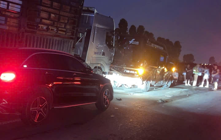Lúc 20h, các xe bị hư hỏng vẫn chưa được đưa ra khỏi hiện trường