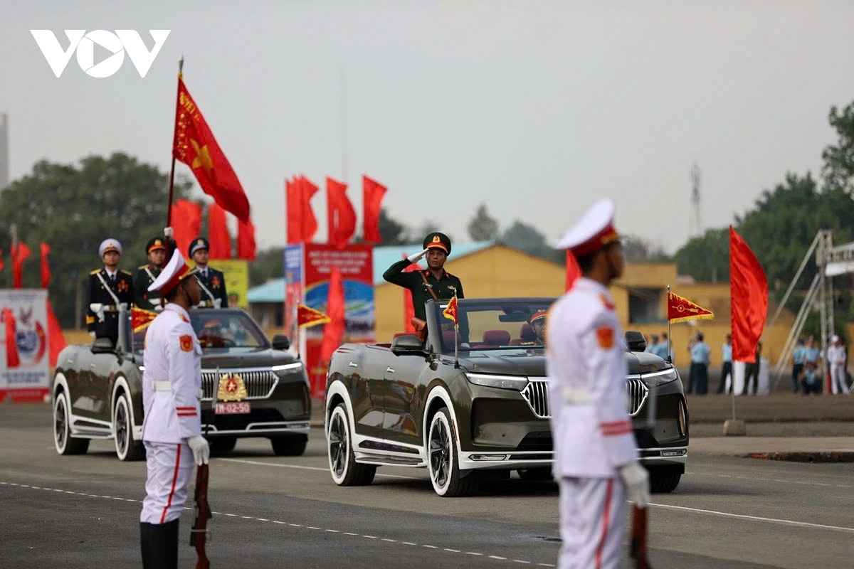 Leading the formations representing the Vietnam People’s Army and the militia are the command vehicle and the military flag escort vehicle.