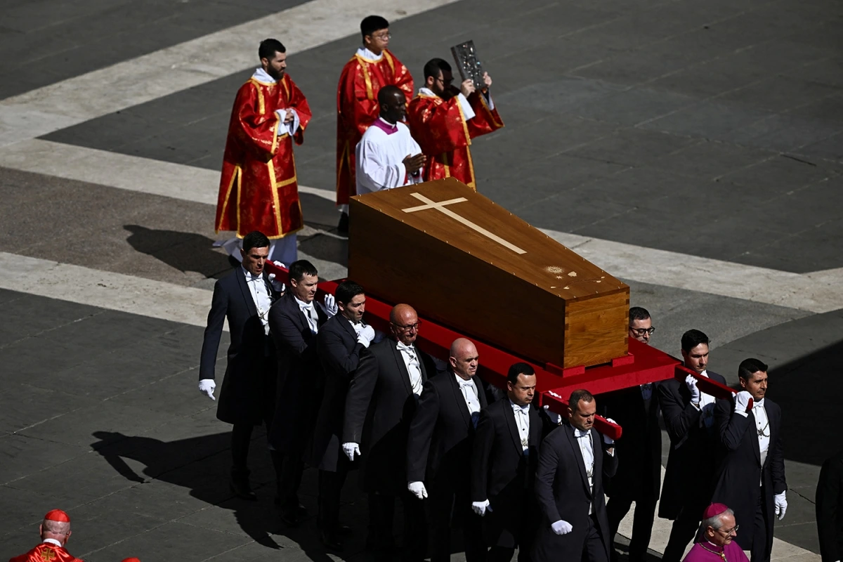 Quan tài của Giáo hoàng Francis tại Quảng trường Thánh Peter ở Vatican ngày 26/4. Người phát ngôn của Vatican cho biết phái đoàn Argentina, quê hương của Giáo hoàng Francis, sẽ được xếp chỗ ngồi đầu tiên, trước phái đoàn Italy và sau đó các quốc vương đang trị vì sẽ được xếp chỗ ngồi theo thứ tự bảng chữ cái, nhưng bằng tiếng Pháp, tiếp theo là các nguyên thủ quốc gia.